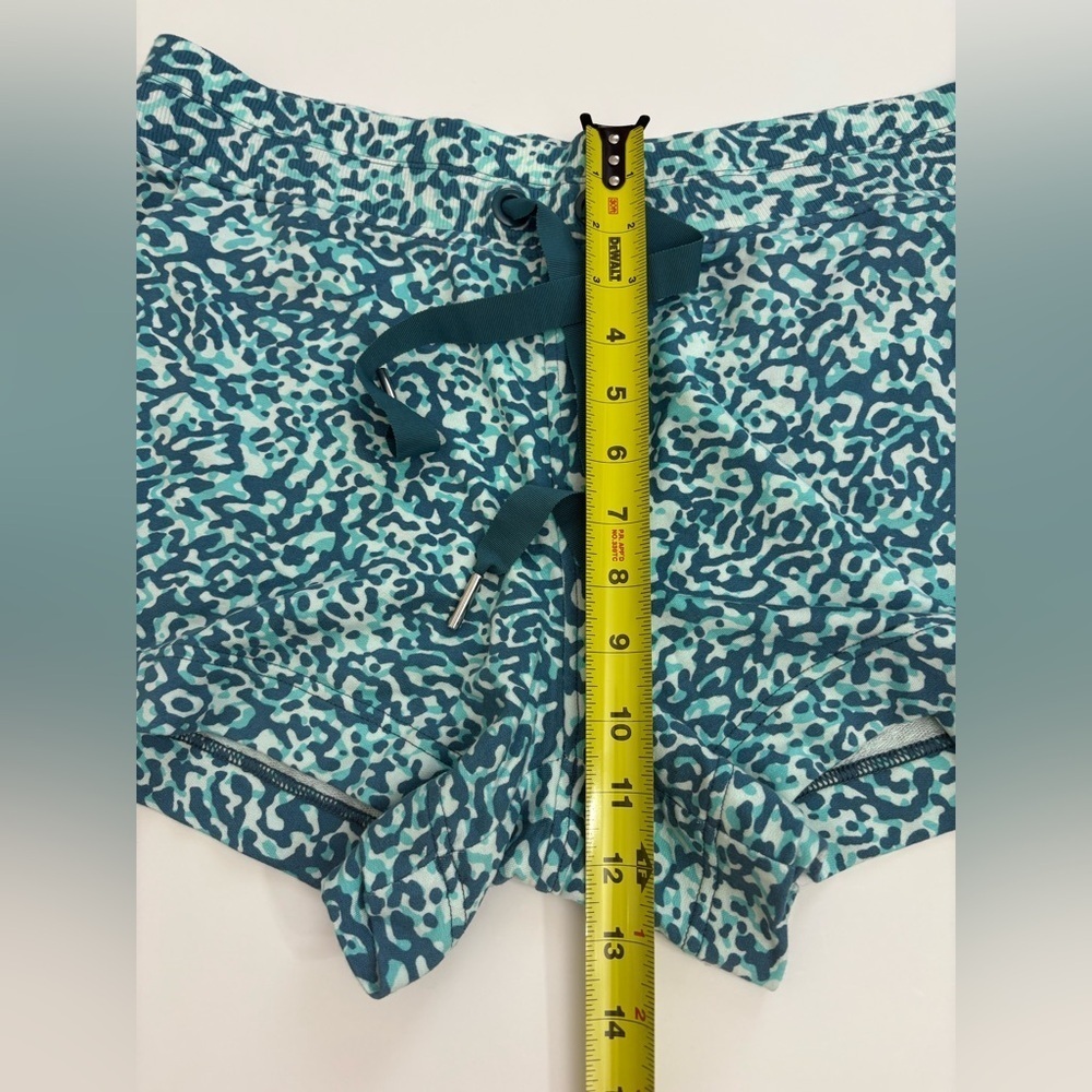 Athleta Balance 4” Shortie Shorts Size Large New with Tags Leopard Blue - Picture 9 of 11